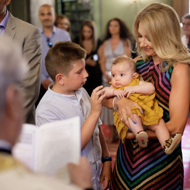 Ceremonie de botez Biserica Alba - fotografii cu familia